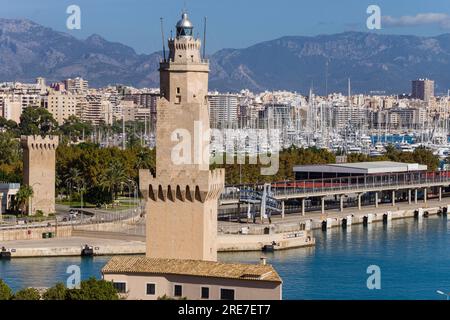 Paraires Tower und Signal Tower des Leuchtturms von Porto Pi, XV Century, am 14. August 1983 zum historisch-künstlerischen Denkmal erklärt. Palma, Mallorca, Baleari Stockfoto