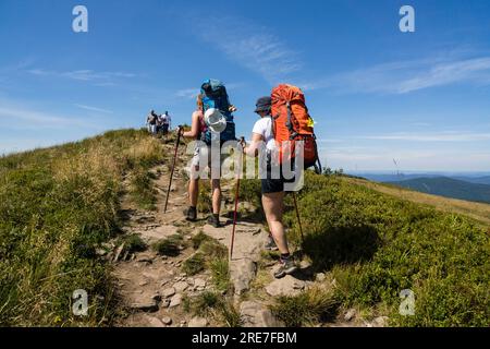 Wanderer auf dem Kamm der Carynska polonina, Nationalpark Bieszczady, UNESCO-Reservat namens Östliches Karpaten-Biosphärenreservat, Woiwodschaft Little Poland, Stockfoto