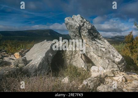 Dolmen de Pueoril - Dolmen de Puyurí-, III. Jahrtausend v. Chr., Strecke der Megalithen des oberen Aragonien, Paúles de Sarsa, Provinz Huesca, Autonomous Stockfoto