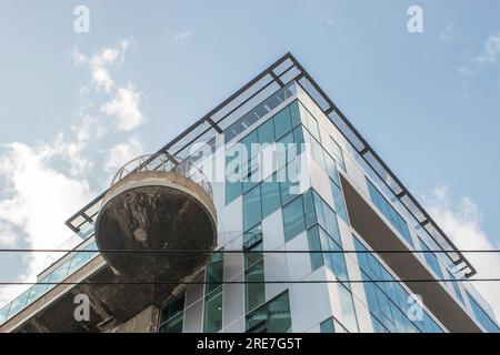 Wien, Österreich. 25. Juli 2023 Wunder der Abenddämmerung im bezaubernden öffentlichen Aquarium des Haus des meeres im Wiener Esterhazy Park. Stockfoto