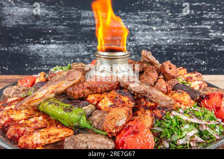 Türkische und arabische traditionelle Mischung aus Kebab-Teller in Adana, Urfa, Huhn, Lamm, Leber und Rindfleisch auf Brot auf Holzhintergrund Kopierbereich Stockfoto