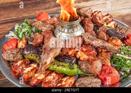 Türkische und arabische traditionelle Mischung aus Kebab-Teller in Adana, Urfa, Huhn, Lamm, Leber und Rindfleisch auf Brot auf Holzhintergrund Kopierbereich Stockfoto