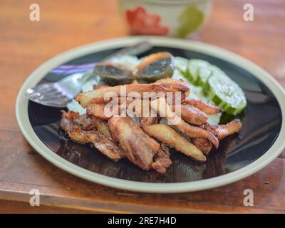 Frittierter Schweinebauch mit Fischsoße, Ei und scharfer Dippsoße Stockfoto