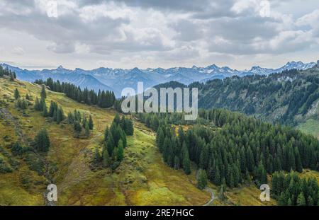 Die Alpenregion um den Riedbergpass im Herbstallgaeu von oben Stockfoto