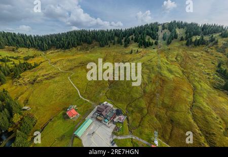 Die Alpenregion um den Riedbergpass im Herbstallgaeu von oben Stockfoto