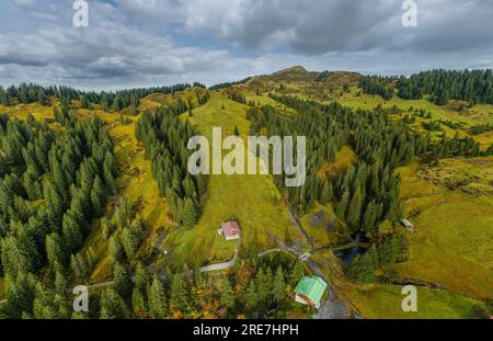 Die Alpenregion um den Riedbergpass im Herbstallgaeu von oben Stockfoto