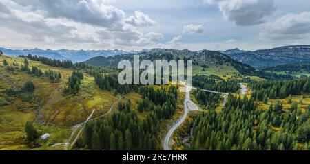 Die Alpenregion um den Riedbergpass im Herbstallgaeu von oben Stockfoto