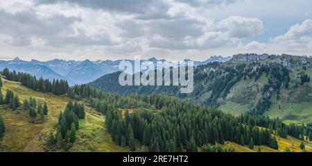 Die Alpenregion um den Riedbergpass im Herbstallgaeu von oben Stockfoto