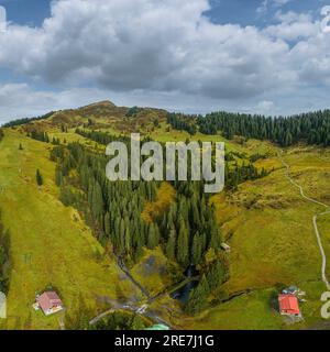 Die Alpenregion um den Riedbergpass im Herbstallgaeu von oben Stockfoto