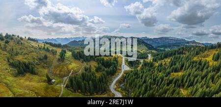 Die Alpenregion um den Riedbergpass im Herbstallgaeu von oben Stockfoto