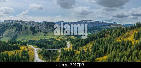 Die Alpenregion um den Riedbergpass im Herbstallgaeu von oben Stockfoto