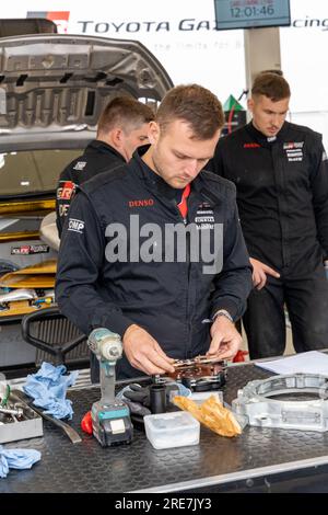 Tartu, Estland - 07.20.2023: Mechaniker arbeitet an WRC-Auto auf WRC Rally Estonia 2023 Service Park Stockfoto