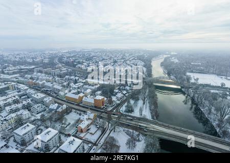 Augsburg aus der Vogelperspektive im Winter, verschneite und bewölkte Tage über dem Lech-Tal im dezember Stockfoto