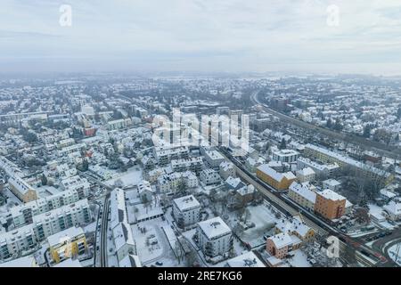 Augsburg aus der Vogelperspektive im Winter, verschneite und bewölkte Tage über dem Lech-Tal im dezember Stockfoto