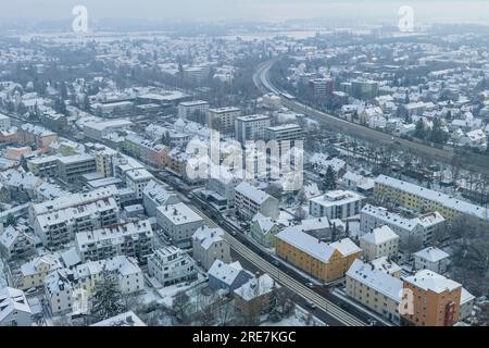 Augsburg aus der Vogelperspektive im Winter, verschneite und bewölkte Tage über dem Lech-Tal im dezember Stockfoto