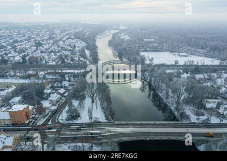 Augsburg aus der Vogelperspektive im Winter, verschneite und bewölkte Tage über dem Lech-Tal im dezember Stockfoto