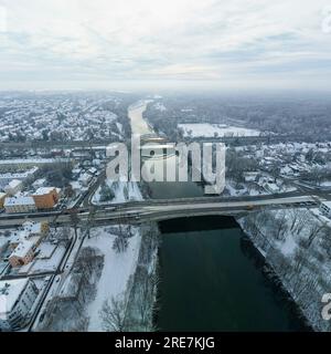 Augsburg aus der Vogelperspektive im Winter, verschneite und bewölkte Tage über dem Lech-Tal im dezember Stockfoto