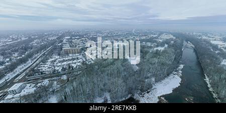 Augsburg aus der Vogelperspektive im Winter, verschneite und bewölkte Tage über dem Lech-Tal im dezember Stockfoto