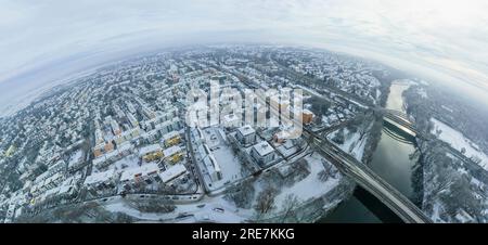 Augsburg aus der Vogelperspektive im Winter, verschneite und bewölkte Tage über dem Lech-Tal im dezember Stockfoto