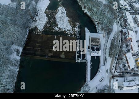 Augsburg aus der Vogelperspektive im Winter, verschneite und bewölkte Tage über dem Lech-Tal im dezember Stockfoto