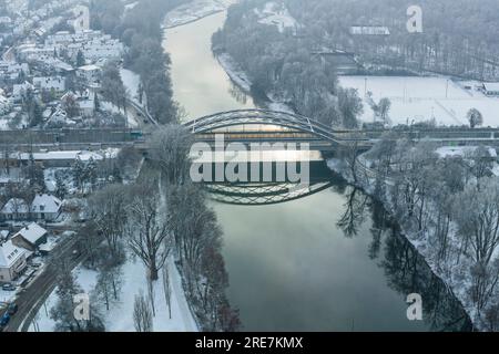 Augsburg aus der Vogelperspektive im Winter, verschneite und bewölkte Tage über dem Lech-Tal im dezember Stockfoto