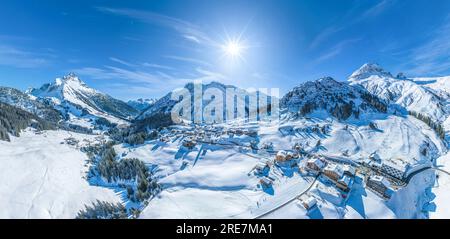 Fantastische Aussicht im Winter auf das Skigebiet Warth in der Arlberg-Region in Österreich Stockfoto