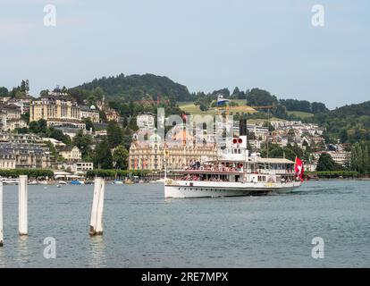 Paddeldampfer Uri nähert sich Luzern auf dem Vierwaldstättersee in der Schweiz, Europa. Stockfoto