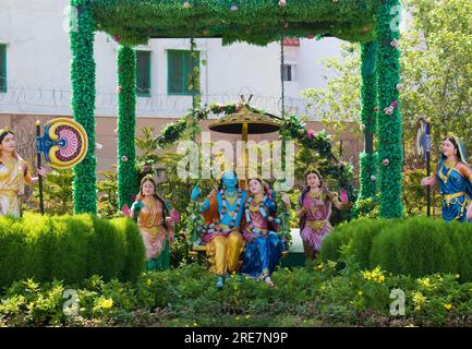 Farbenfrohe lebensgroße Idole von Krishna, Radha sitzt und schaukelt im Tempel Prem Mandir. Fröhliche Krishna Janmashtami. Selektiver Fokus auf das Motiv. Stockfoto