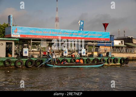 Schwimmende Tankstelle am Mekong, Can Tho (Cần Thơ) City, Vietnam Stockfoto