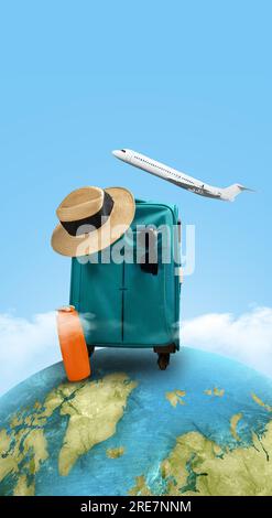 Koffer und Hut mit Sonnenbrille auf der ganzen Welt mit Flugzeug und blauem Himmel Hintergrund. Welttourismustag-Konzept Stockfoto