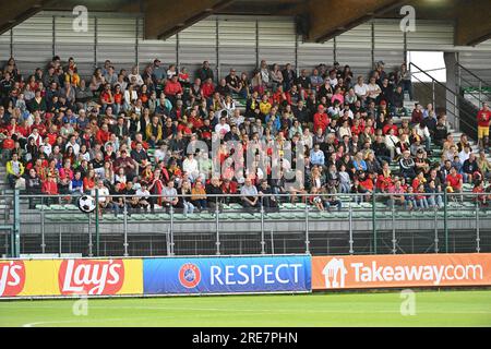 La Louviere, Belgien. 24. Juli 2023. Belgische Fans, die bei einem Fußballspiel zwischen den Nationalfrauen unter 19 österreichischer und belgischer Mannschaften beim UEFA-Finale für Frauen unter 19 Jahren am dritten Spieltag in Gruppe A am Dienstag, den 24. Juli 2023 in La Louviere, Belgien, gefilmt wurden. Kredit: Sportpix/Alamy Live News Stockfoto