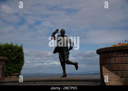 Bronzeskulptur (1999) von Eric Morecambe (John Eric Bartholomew OBE, 14. Mai 1926 - 28. Mai 1984) von Graham Ibbeson, Morecombe, Lancs Stockfoto