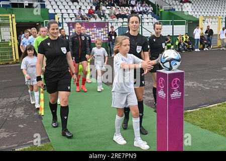 La Louviere, Belgien. 24. Juli 2023. Belgische Fans, die bei einem Fußballspiel zwischen den Nationalfrauen unter 19 österreichischer und belgischer Mannschaften beim UEFA-Finale für Frauen unter 19 Jahren am dritten Spieltag in Gruppe A am Dienstag, den 24. Juli 2023 in La Louviere, Belgien, gefilmt wurden. Kredit: Sportpix/Alamy Live News Stockfoto