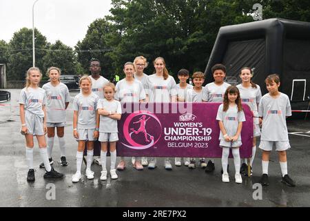 La Louviere, Belgien. 24. Juli 2023. Freiwillige, die während eines Fußballspiels zwischen Frauen unter 19 österreichischen und belgischen Nationalmannschaften beim UEFA-Finale für Frauen unter 19 Jahren am dritten Spieltag der Gruppe A am Montag, den 24. Juli 2023 in La Louviere, Belgien, fotografiert wurden. Kredit: Sportpix/Alamy Live News Stockfoto