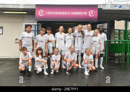 La Louviere, Belgien. 24. Juli 2023. Freiwillige, die während eines Fußballspiels zwischen Frauen unter 19 österreichischen und belgischen Nationalmannschaften beim UEFA-Finale für Frauen unter 19 Jahren am dritten Spieltag der Gruppe A am Montag, den 24. Juli 2023 in La Louviere, Belgien, fotografiert wurden. Kredit: Sportpix/Alamy Live News Stockfoto