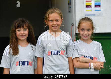 La Louviere, Belgien. 24. Juli 2023. Junge Freiwillige, die bei einem Fußballspiel der Nationalfrauen mit weniger als 19 österreichischen und belgischen Mannschaften beim UEFA-Finale für Frauen unter 19 Jahren am dritten Spieltag der Gruppe A am Dienstag, den 24. Juli 2023 in La Louviere, Belgien, fotografiert wurden. Kredit: Sportpix/Alamy Live News Stockfoto