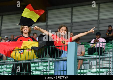 La Louviere, Belgien. 24. Juli 2023. Belgische Fans, die bei einem Fußballspiel zwischen den Nationalfrauen unter 19 österreichischer und belgischer Mannschaften beim UEFA-Finale für Frauen unter 19 Jahren am dritten Spieltag in Gruppe A am Dienstag, den 24. Juli 2023 in La Louviere, Belgien, gefilmt wurden. Kredit: Sportpix/Alamy Live News Stockfoto