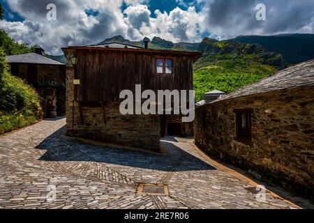 Abgelegenes und gut erhaltenes mittelalterliches Dorf Peñalba de Santiago Valle del Silencio. Ponferrada, El Bierzo, Leon, Castilla y Leon. Spanien. Stockfoto