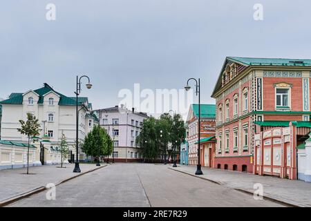 Kasan. Russland - 10. Juni 2023: Alte Tatar-Siedlung, Kayum Nasyri-Fußgängerzone. Kaufmannshaus der 19. Sommerstadt mit historischem Bus Stockfoto