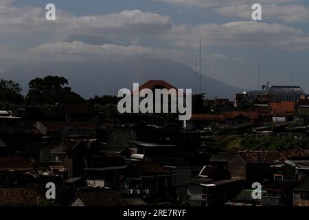 26. Juli 2023, Yogyakarta, Sonderregion von Yogyakarta, Indonesien: Allgemeiner Blick auf den Berg Merapi im Vordergrund der Wohngebiete von Yogyakarta aus gesehen. Die vulkanische Aktivität des Mount Merapi, der sich an der Grenze von Zentral-Java und der Sonderregion Yogyakarta befindet und der aktivste Vulkan auf der Insel Java ist, ist noch nicht abgeschlossen. (Kreditbild: © Angga Budhiyanto/ZUMA Press Wire) NUR REDAKTIONELLE VERWENDUNG! Nicht für den kommerziellen GEBRAUCH! Stockfoto