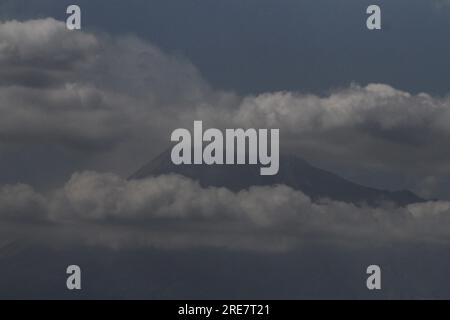 26. Juli 2023, Yogyakarta, Sonderregion von Yogyakarta, Indonesien: Allgemeiner Blick auf den Berg Merapi aus der Sicht von Yogyakarta. Die vulkanische Aktivität des Mount Merapi, der sich an der Grenze von Zentral-Java und der Sonderregion Yogyakarta befindet und der aktivste Vulkan auf der Insel Java ist, ist noch nicht abgeschlossen. (Kreditbild: © Angga Budhiyanto/ZUMA Press Wire) NUR REDAKTIONELLE VERWENDUNG! Nicht für den kommerziellen GEBRAUCH! Stockfoto