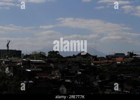 26. Juli 2023, Yogyakarta, Sonderregion von Yogyakarta, Indonesien: Allgemeiner Blick auf den Berg Merapi im Vordergrund der Wohngebiete von Yogyakarta aus gesehen. Die vulkanische Aktivität des Mount Merapi, der sich an der Grenze von Zentral-Java und der Sonderregion Yogyakarta befindet und der aktivste Vulkan auf der Insel Java ist, ist noch nicht abgeschlossen. (Kreditbild: © Angga Budhiyanto/ZUMA Press Wire) NUR REDAKTIONELLE VERWENDUNG! Nicht für den kommerziellen GEBRAUCH! Stockfoto