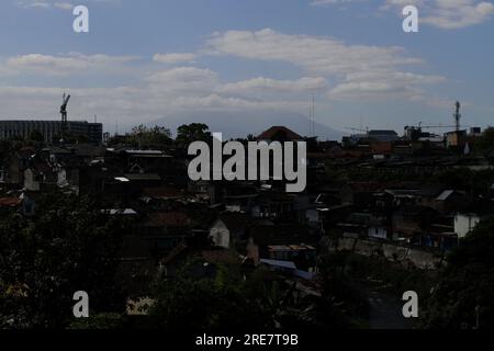 26. Juli 2023, Yogyakarta, Sonderregion von Yogyakarta, Indonesien: Allgemeiner Blick auf den Berg Merapi im Vordergrund der Wohngebiete von Yogyakarta aus gesehen. Die vulkanische Aktivität des Mount Merapi, der sich an der Grenze von Zentral-Java und der Sonderregion Yogyakarta befindet und der aktivste Vulkan auf der Insel Java ist, ist noch nicht abgeschlossen. (Kreditbild: © Angga Budhiyanto/ZUMA Press Wire) NUR REDAKTIONELLE VERWENDUNG! Nicht für den kommerziellen GEBRAUCH! Stockfoto