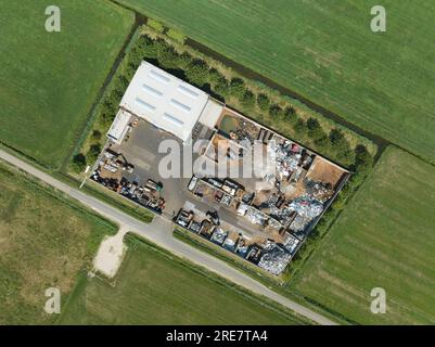 Draufsicht von oben auf die Metallrecyclingfirma. Stockfoto