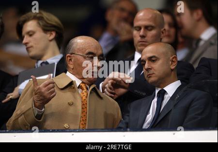 Dateifoto vom 29.-09-2011 von Tottenham Hotspur Besitzer Joe Lewis (links) in den Tribünen mit Vorsitzender Daniel Levy (rechts). Tottenham-Eigentümer Joe Lewis wurde in New York angeklagt, weil er „ein dreistes Insiderhandelssystem organisiert“ habe, so ein US-Anwalt. Ausgabedatum: Donnerstag, 26. Juli 2023. Stockfoto