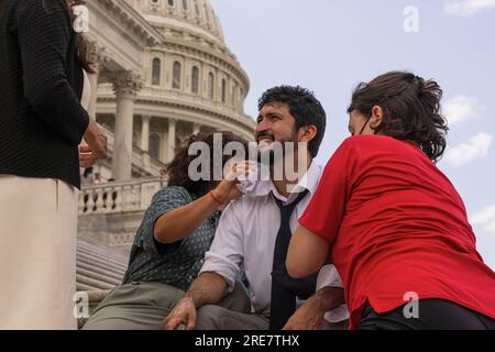Washington, Usa. 25. Juli 2023. Repräsentant Greg Casar wird am Dienstag, den 25. Juli 2023, von Ärzten auf den Capitol Stufen gepflegt. Casar hat den ganzen Tag über einen Durststreik geführt, trinkt nicht und isst nicht, da er gegen eine Änderung des texanischen Gesetzes protestiert, die obligatorische Wasserpausen verbietet. (Foto von Aaron Schwartz/Sipa USA) Kredit: SIPA USA/Alamy Live News Stockfoto