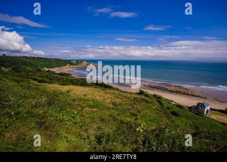 Ein Spaziergang entlang des Cleveland Way über der Cayton Bay in North Yorkshire offenbart diese wunderschöne Aussicht. Stockfoto