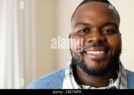 Porträt eines glücklichen afroamerikanischen Mannes, der zu Hause lächelt, Kopierraum Stockfoto
