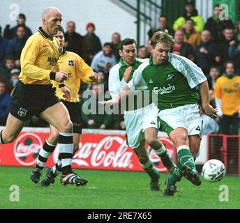 HIBS V STIRLING ALBION. 23/1/99 SCOTTISH CUP, 3RD RUNDE. Barry Lavety schlägt die Abwehr von Albion, aber es gelingt ihm nicht, seinen Schuss zu zählen. Stockfoto