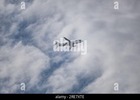 Dresden, Deutschland. 26. Juli 2023. Ein Flugzeug des Lufthansa Airbus A320-214 fliegt durch die Wolken am Himmel über Dresden. Kredit: Robert Michael/dpa/Alamy Live News Stockfoto